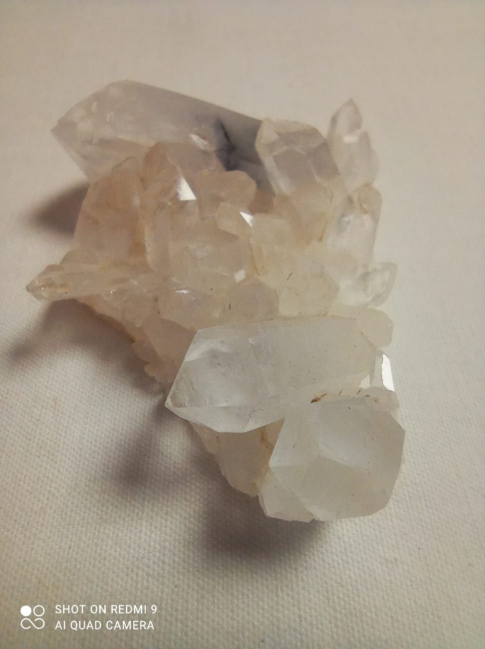 Drusa quarzo ialino con tormalina nera